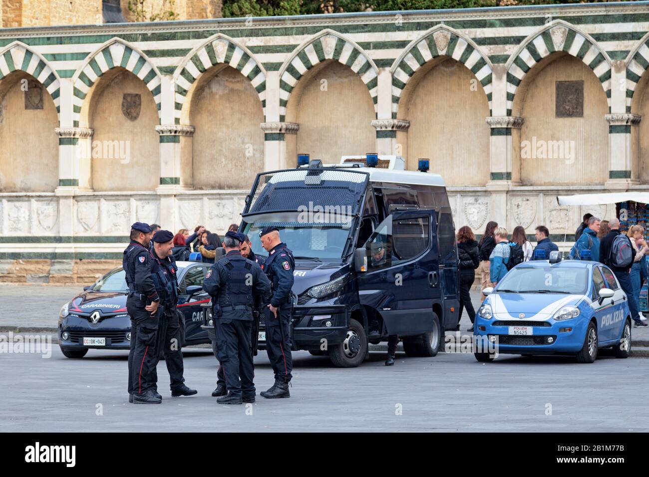 Firenze, Italia - 02 aprile 2019: Gruppo di Carabinieri che discute nei pressi dei loro veicoli su una piazza del centro storico. Foto Stock