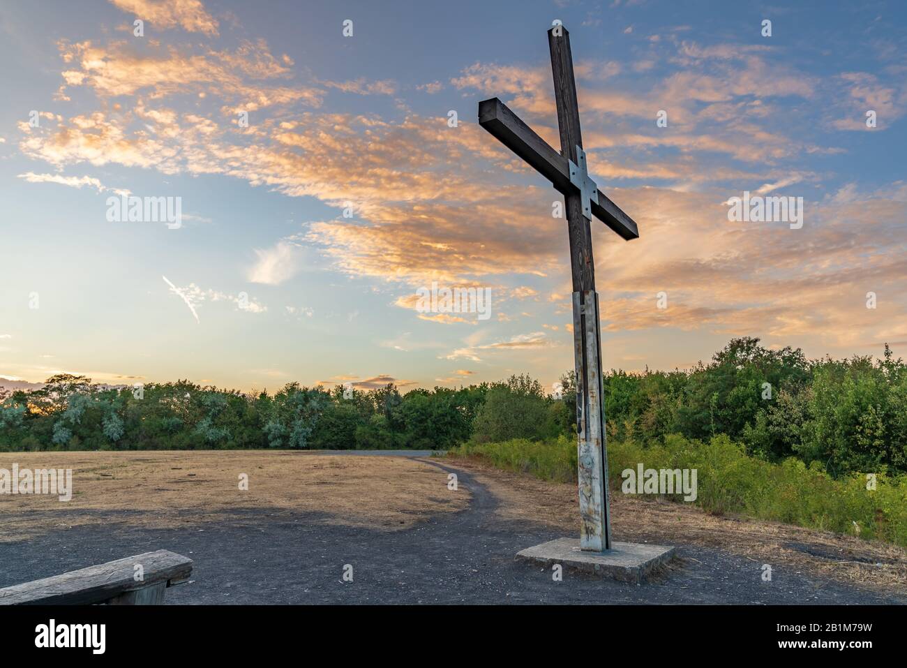 Moers, North Rhine-Westfalia, Germania - 30 luglio 2018: La croce sulla cima di Halde Pattberg Foto Stock