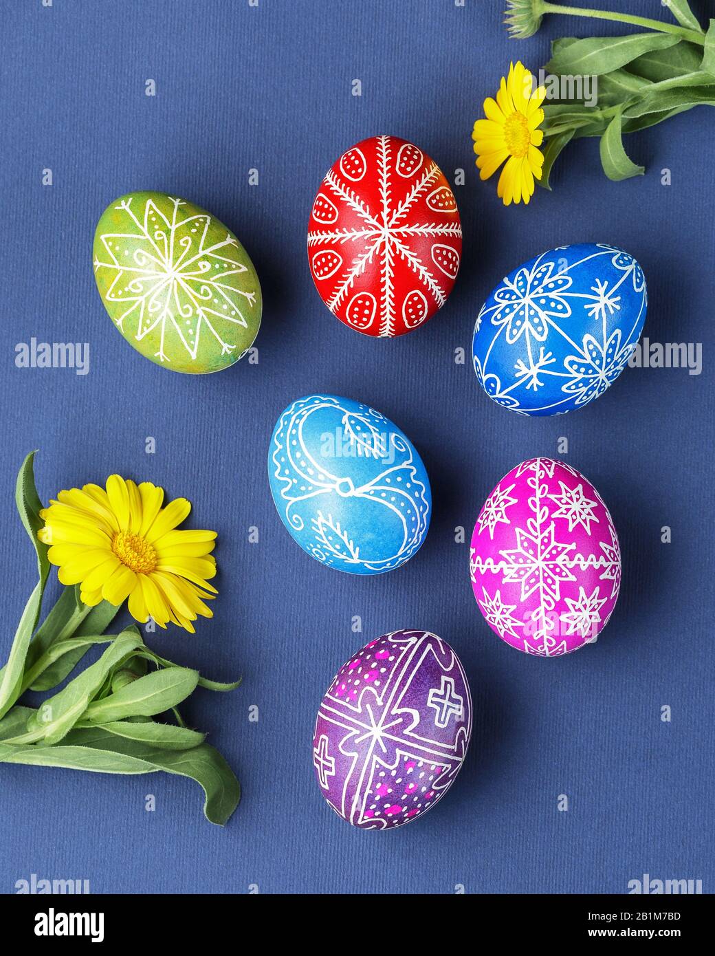 Pysanky, uova ucraine di Pasqua decorate con tecnica di tintura cera-resist, fiori su sfondo blu Foto Stock
