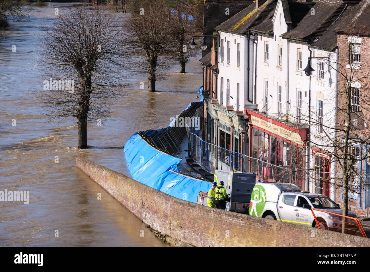 Ironbridge, Inghilterra, 26th Febbraio 2020. Il Wharfage a Ironbridge è stato evacuato dat. La città di Ironbridge, luogo di nascita della Rivoluzione industriale, oggi sta ancora trattenendo il respiro, poiché l'aumento notturno ha causato lo spostamento delle difese dalle inondazioni fino a quando non hanno colpito il marciapiede, ma non hanno subito significative violazioni. Credito: Malcolm Locker/Alamy Live News Foto Stock