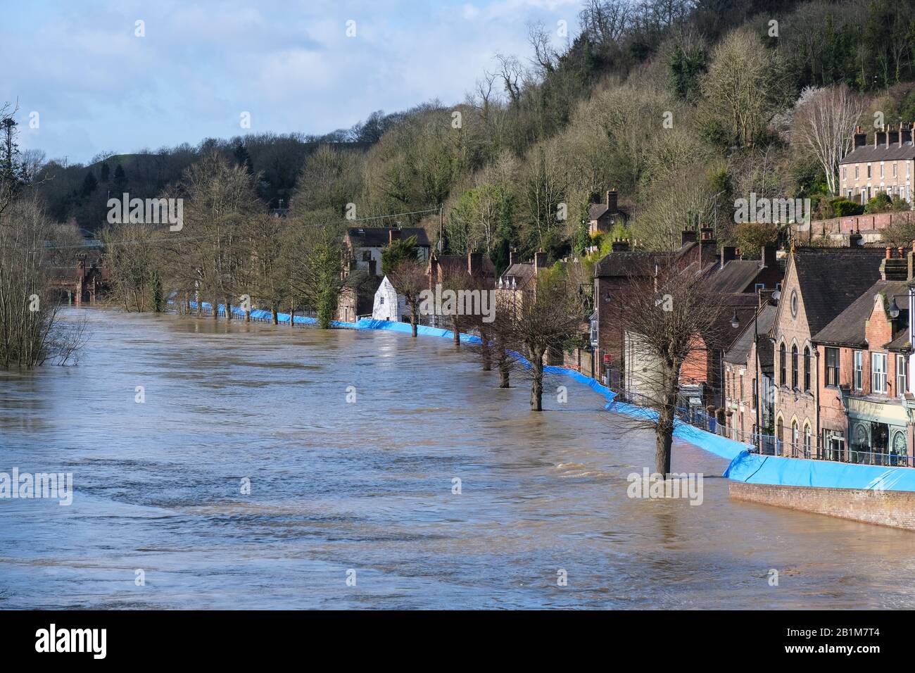 Ironbridge, Inghilterra, 26th Febbraio 2020. Il Wharfage a Ironbridge è stato evacuato dat. La città di Ironbridge, luogo di nascita della Rivoluzione industriale, oggi sta ancora trattenendo il respiro, poiché l'aumento notturno ha causato lo spostamento delle difese dalle inondazioni fino a quando non hanno colpito il marciapiede, ma non hanno subito significative violazioni. Credito: Malcolm Locker/Alamy Live News Foto Stock