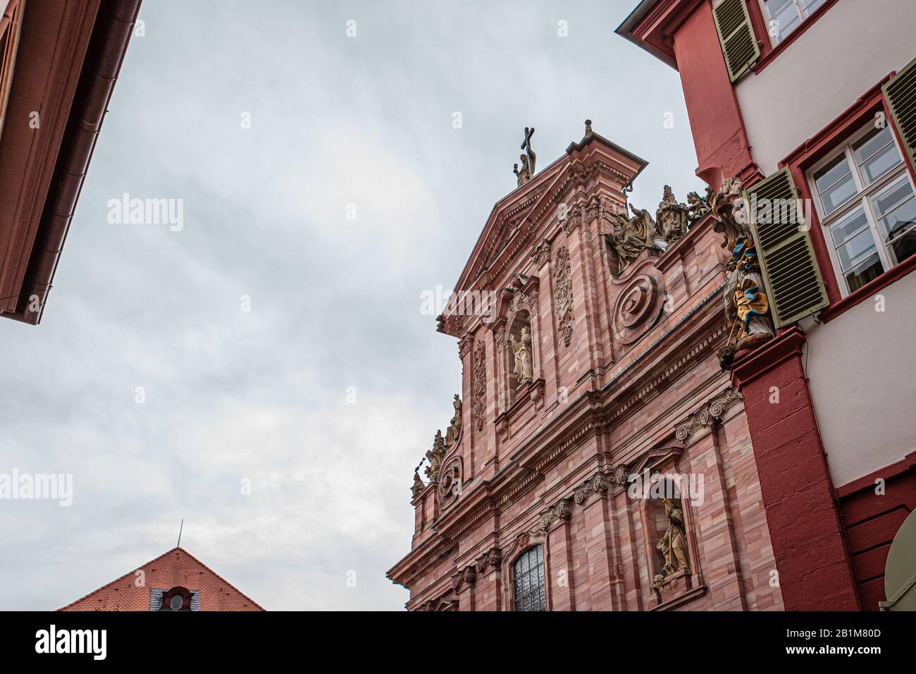 "Jesuitenkirche" contro il cielo blu e le nuvole bianche, Heidelberg, Germania, Europa Foto Stock