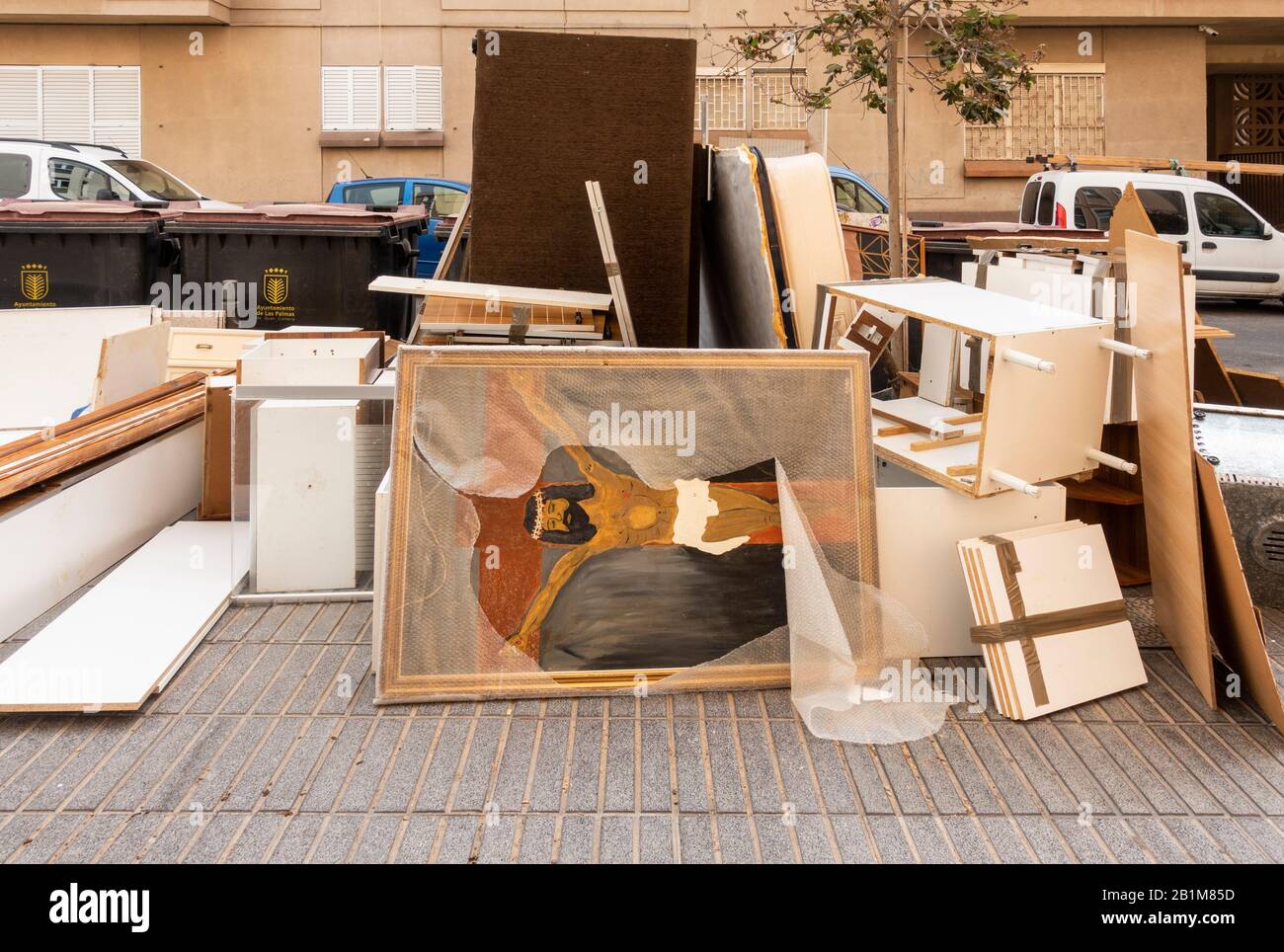 Pittura di Gesù Cristo sulla croce scartata con rifiuti domestici in strada in Spagna Foto Stock