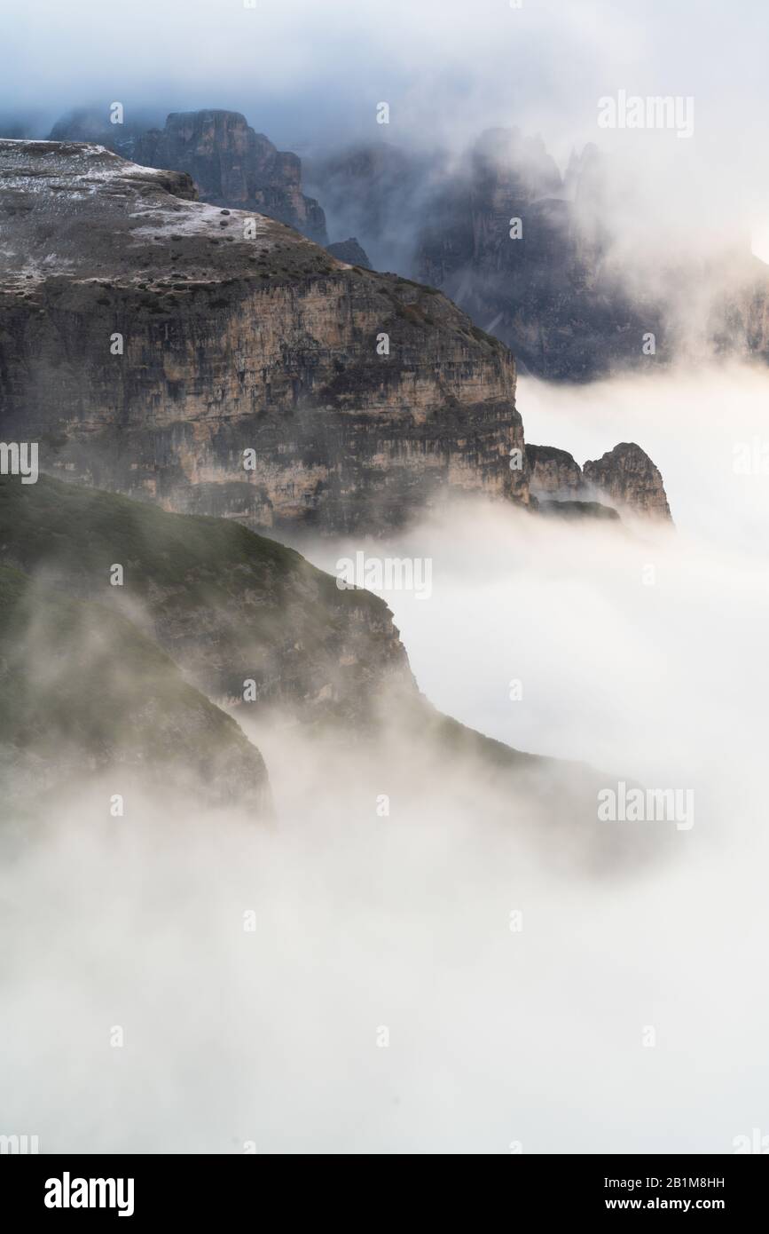 Il monte Croda dei toni e la Valle Auronzo emergono dalla nebbia, Dolomiti di Sesto, Trentino-Alto Adige/Veneto, Italia Foto Stock