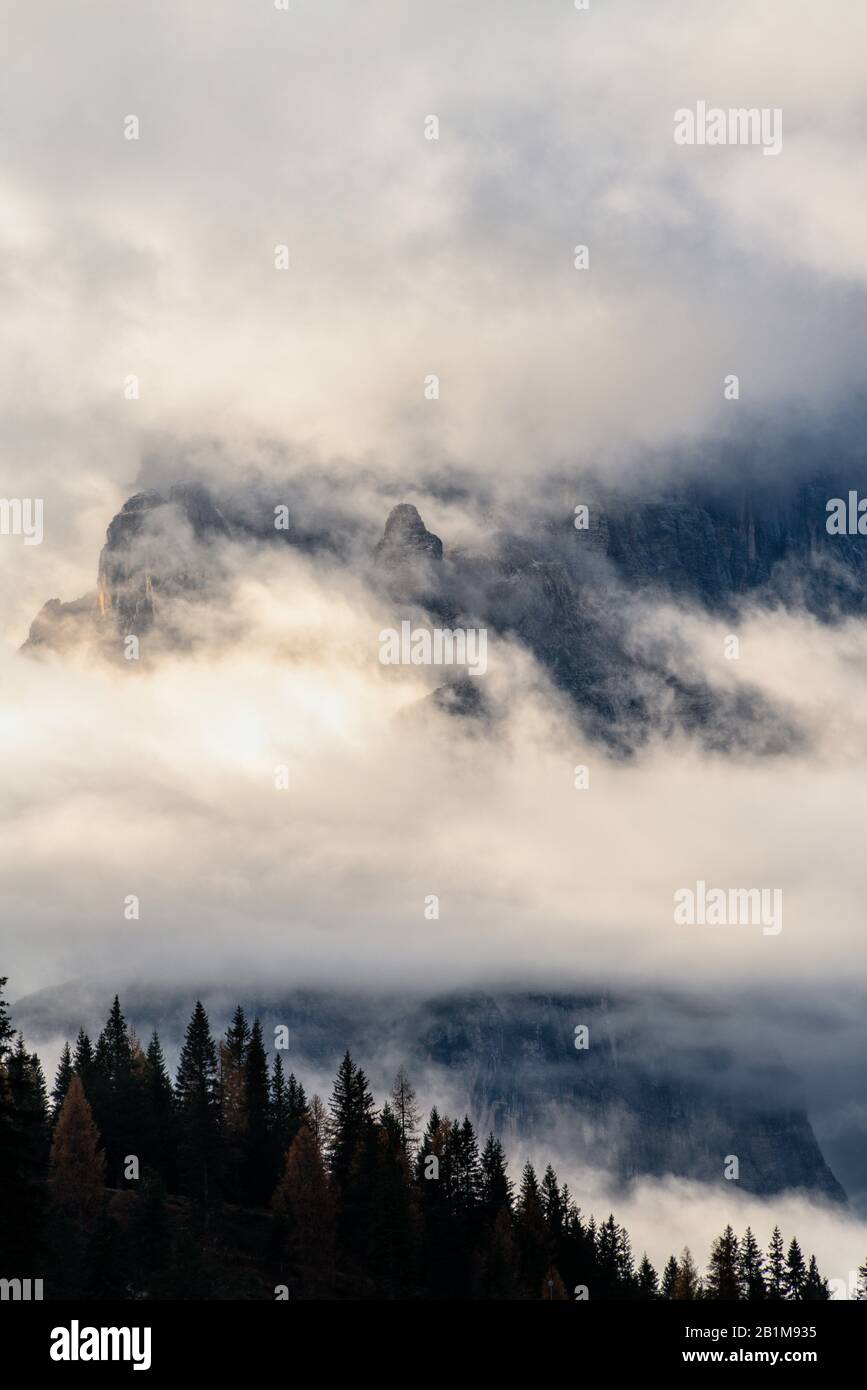 Nuvole e nebbia su Misurina e boschi in autunno, Dolomiti, Auronzo di Cadore, provincia di Belluno, Veneto, Italia Foto Stock