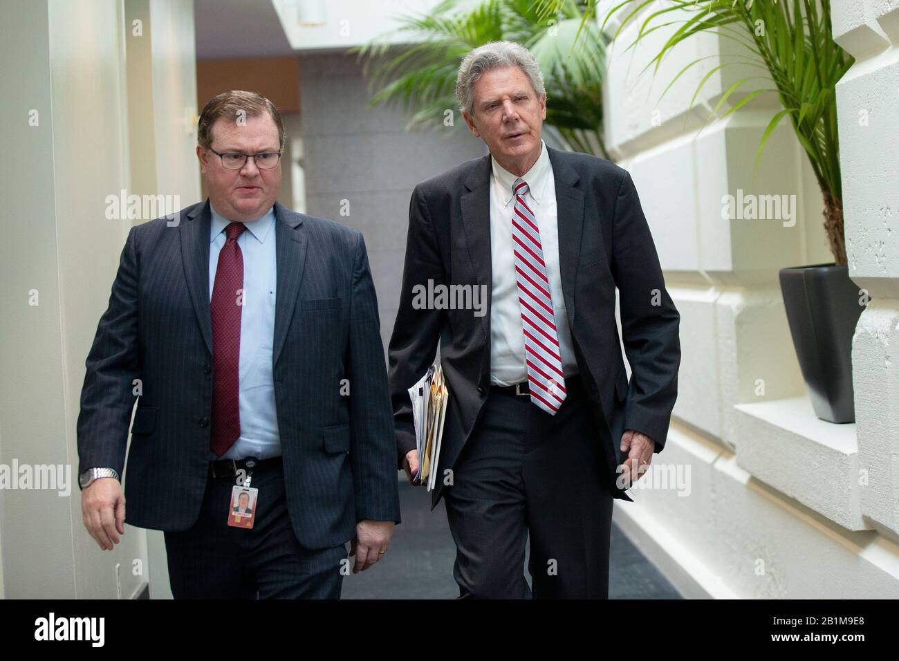 Il rappresentante degli Stati Uniti Frank Pallone (democratico del New Jersey) va al settimanale U.S. House Democratic caucus meeting al Campidoglio degli Stati Uniti a Washington, DC, Stati Uniti, mercoledì 26 febbraio 2020. Credito: Stefani Reynolds/CNP /MediaPunch Foto Stock