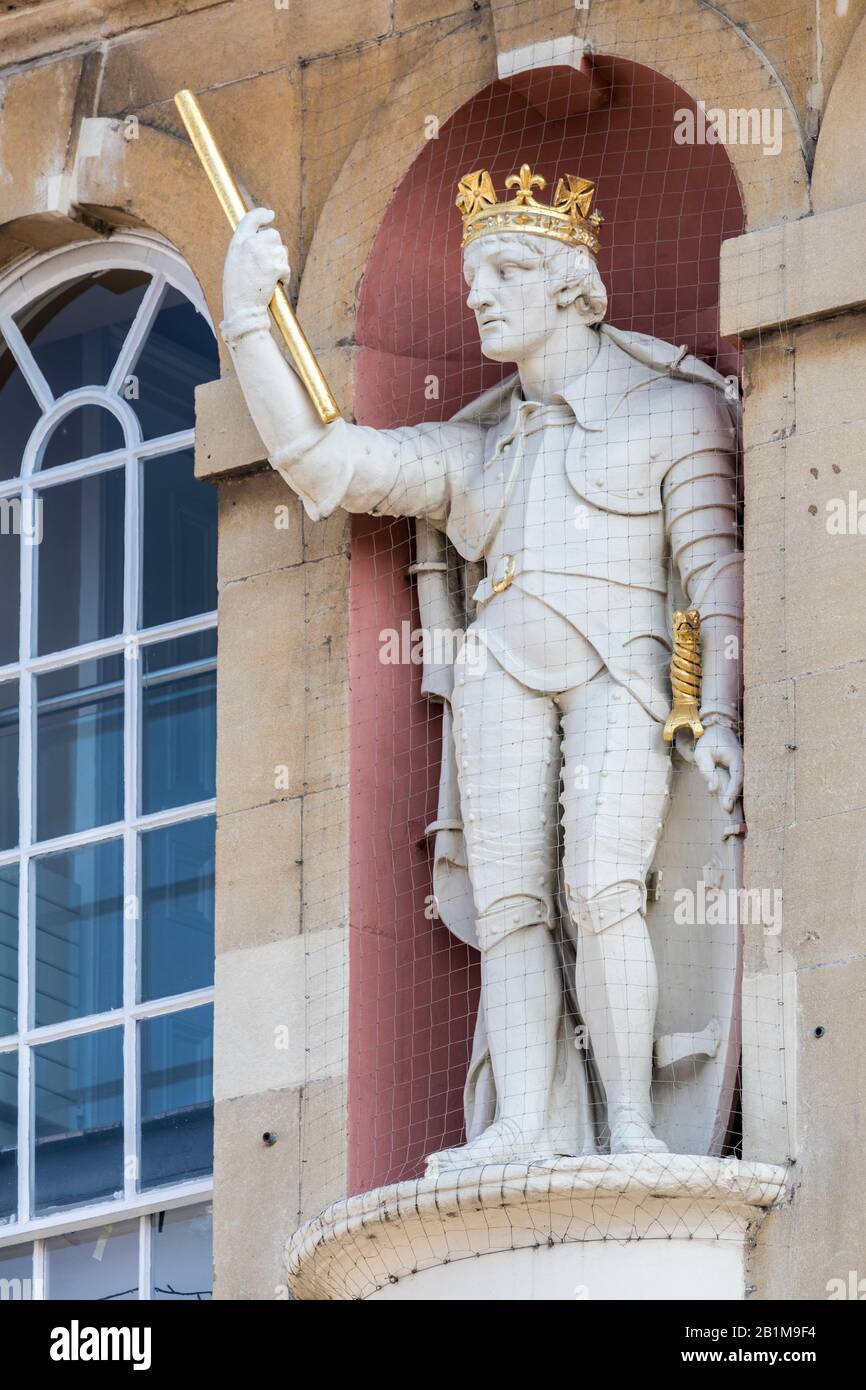 Statua del re Enrico V coperta di rete di uccelli protettivi sulla Shire Hall, Agincourt Square, Monmouth, Galles, Regno Unito Foto Stock