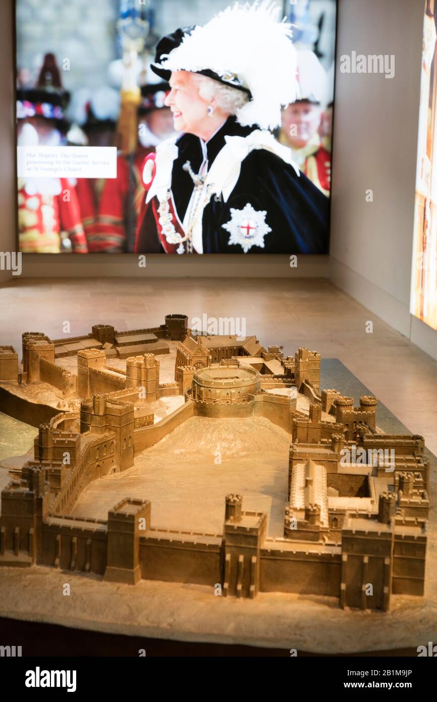 Modello in scala del Castello di Windsor con grande foto della Regina Elisabetta II lungo il tour del castello, Windsor, Inghilterra, Regno Unito Foto Stock