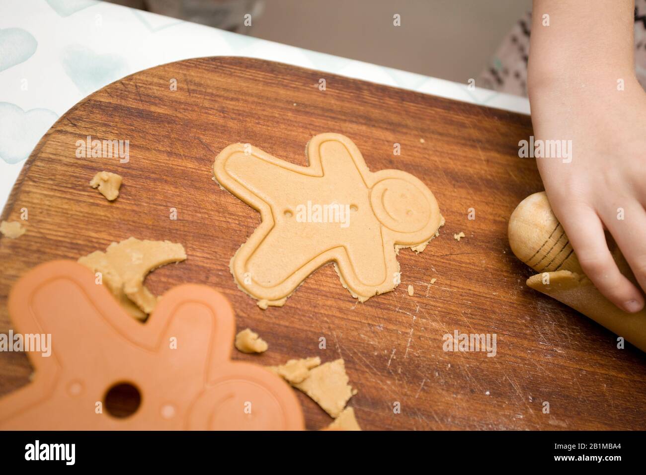 Bambini che fanno uomini di pan di zenzero Foto Stock