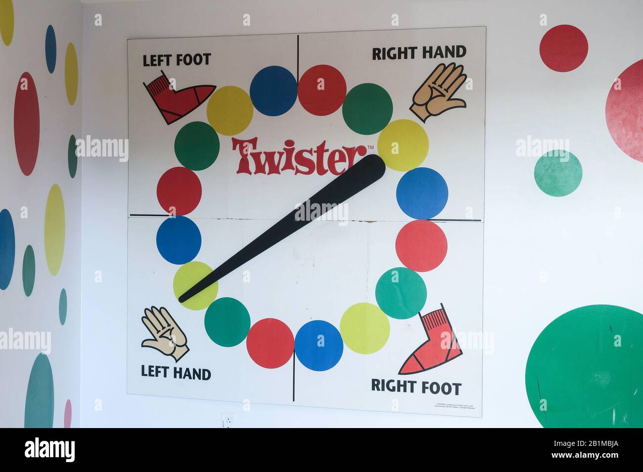 Preparazione del gioco Twister gigante nella Lobby del TWA Hotel , JFK, NYC, USA Foto Stock