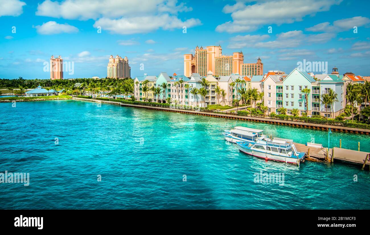 Skyline di Paradise Island con case colorate presso il terminal dei traghetti. Nassau, Bahamas. Foto Stock