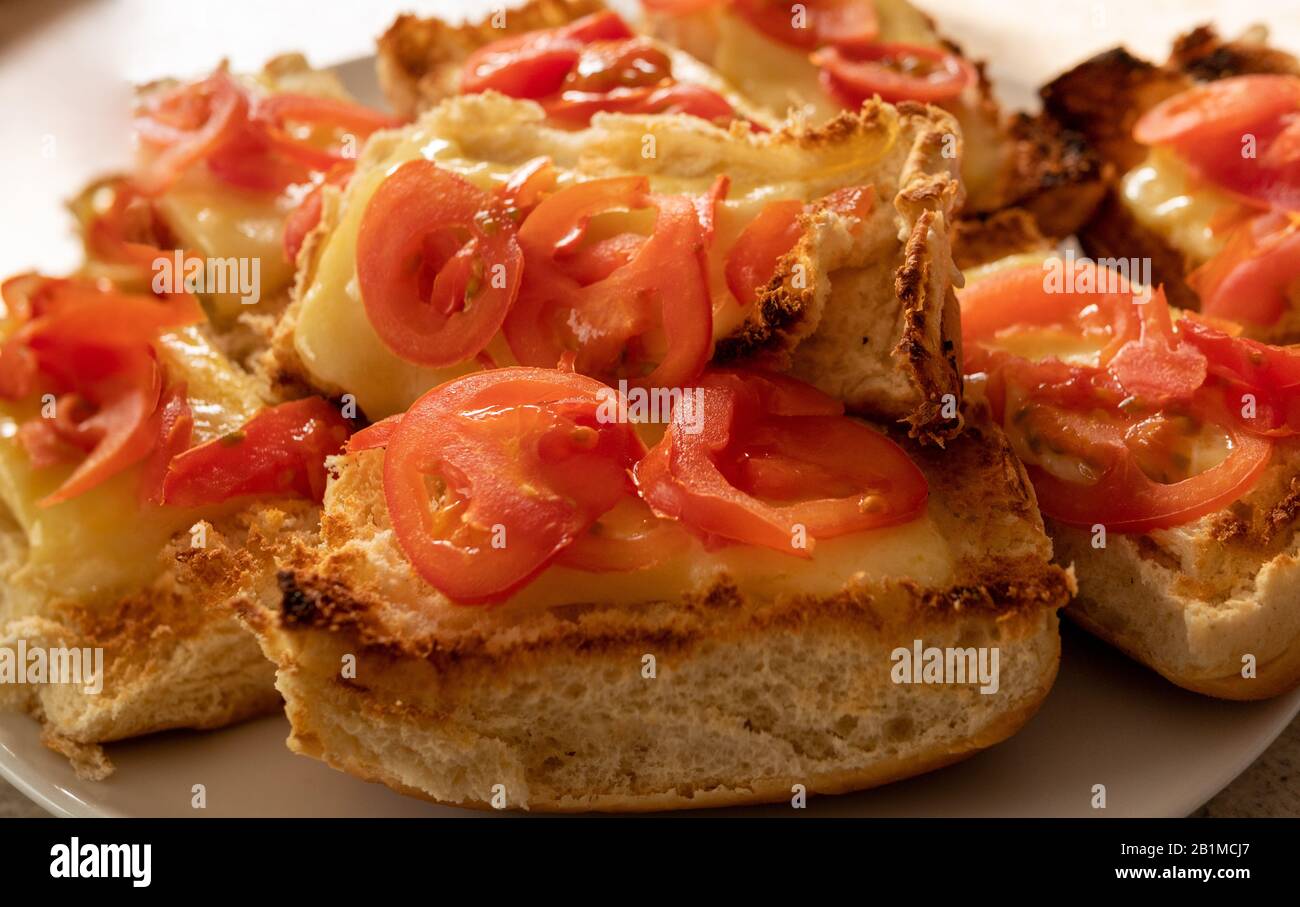 Pomodoro e formaggio fuso su rotolo Foto Stock