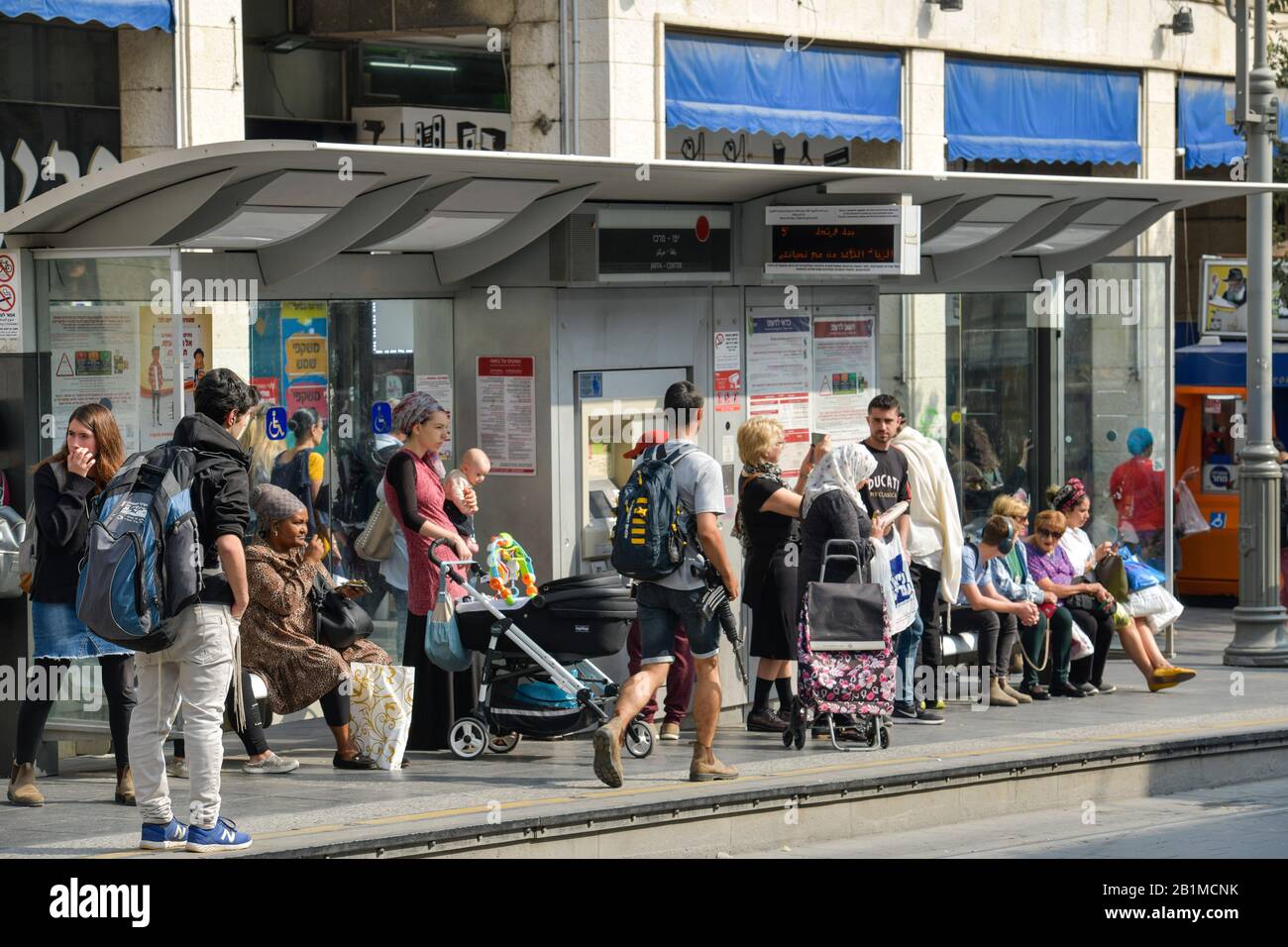 Menschen, Haltestelle, Warten auf die Tram, Jaffa Street, Gerusalemme, Israele Foto Stock
