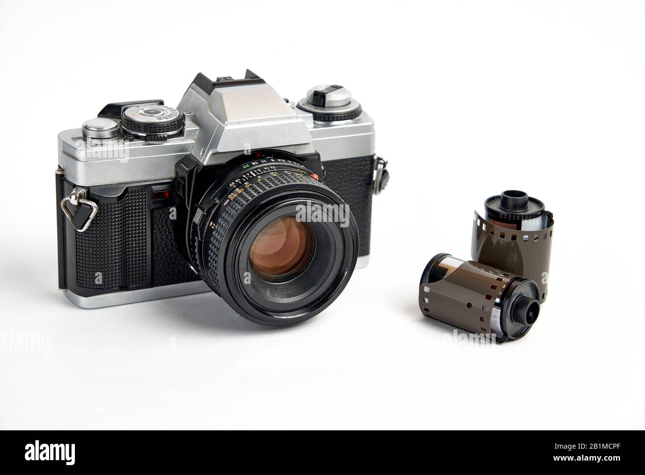 Fotocamera classica analogica da 35 mm, vintage e film analogico su sfondo  bianco Foto stock - Alamy