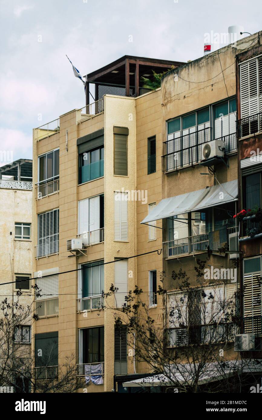 Tel Aviv Israel 25 febbraio 2020 Vista della facciata di un moderno edificio nelle strade di Tel Aviv in serata Foto Stock