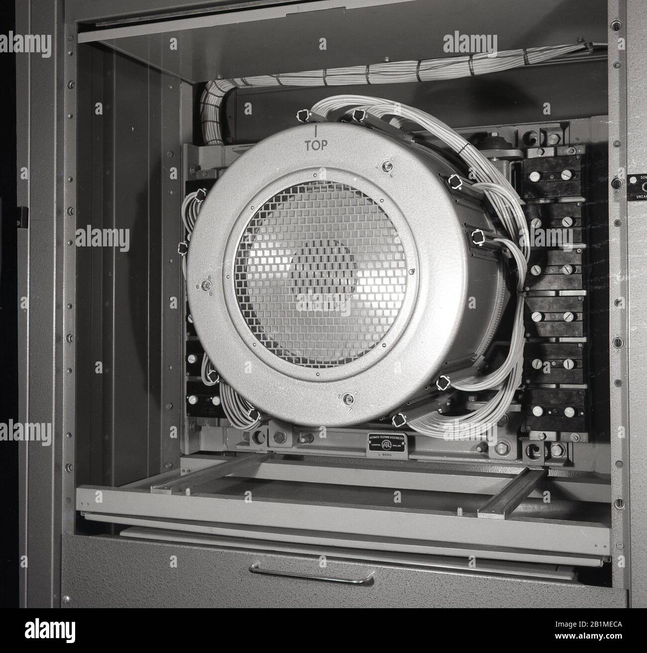 1950s, vista storica del retro di un transistor realizzato dalla società di telecomunicazioni, la Automatic Telephone and Electric Company, (ATE) di Liverpool, Inghilterra, Regno Unito. Foto Stock