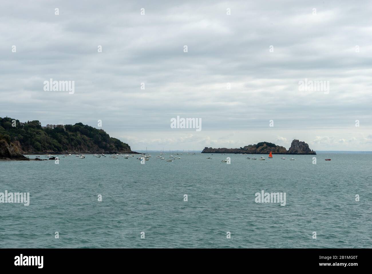 Viaggi per ostriche a Cancale Britanny villaggio sul mare turistico vista Foto Stock