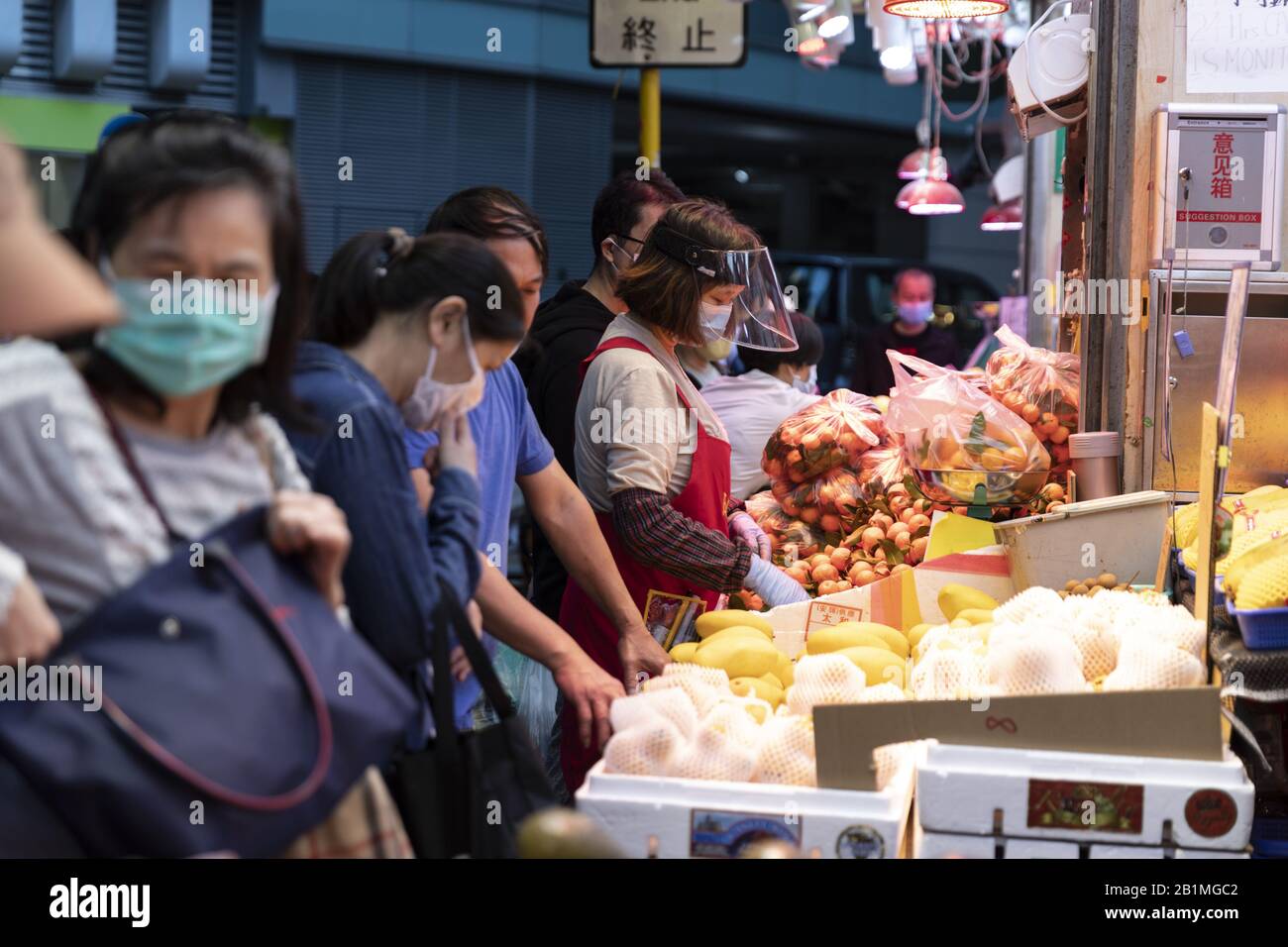 26 febbraio 2020, Hong Kong, Cina: Persone che indossano maschere protettive sul mercato umido nel distretto centrale..il Segretario finanziario Paul Chan ha annunciato che la spesa pubblica prevista per superare le entrate di 139 miliardi di dollari di HK nel 2020-21, il deficit previsto è di sei anni consecutivi. (Credit Image: © May James/SOPA Images via ZUMA Wire) Foto Stock