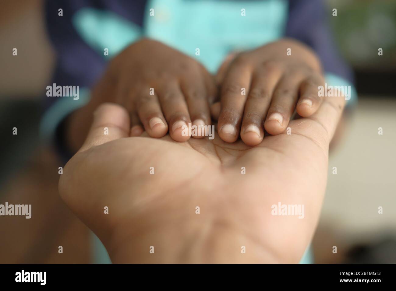 primo piano della mano del bambino sopra la mano del padre Foto Stock