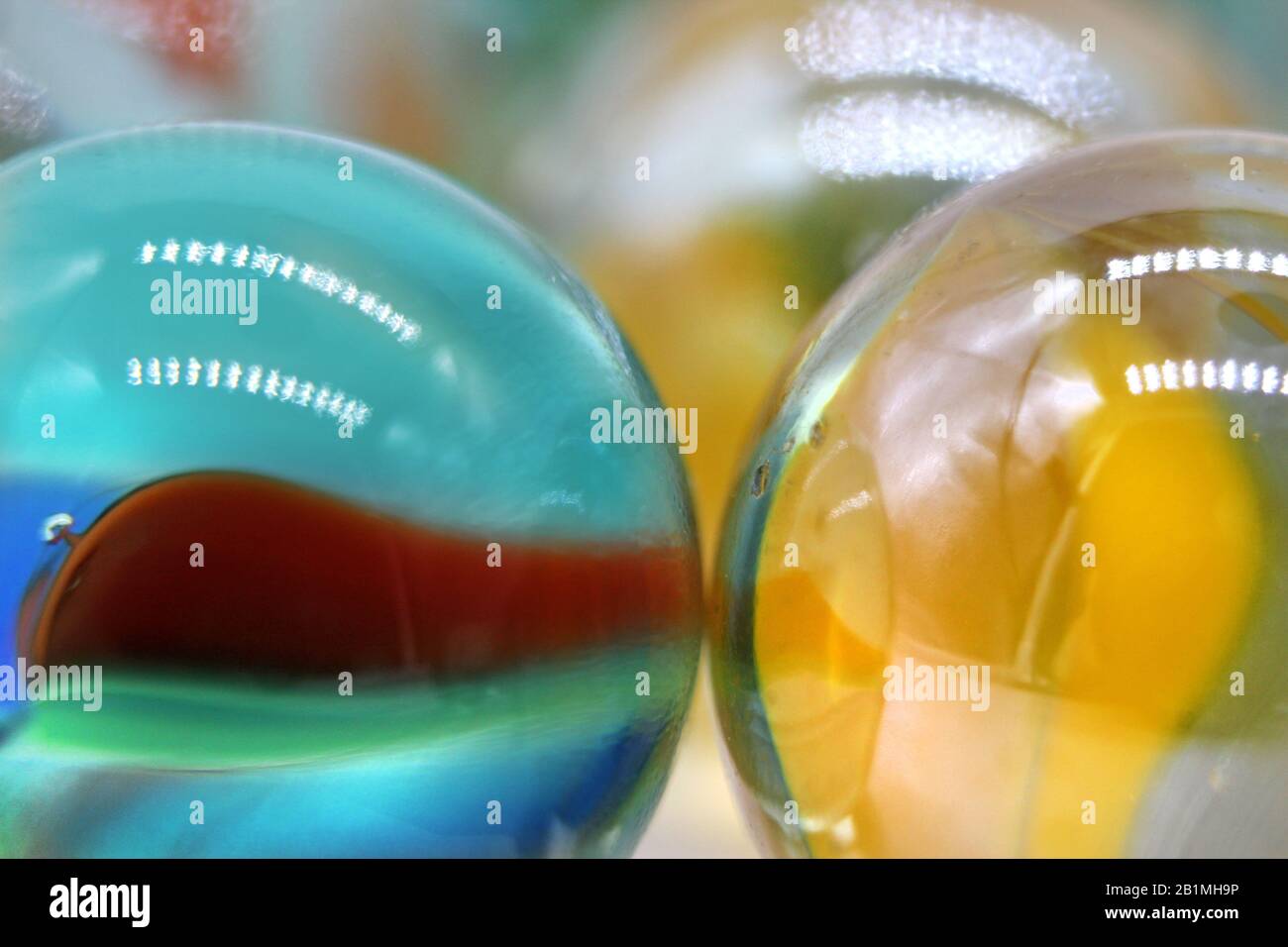 Due biglie differenti immagini e fotografie stock ad alta risoluzione