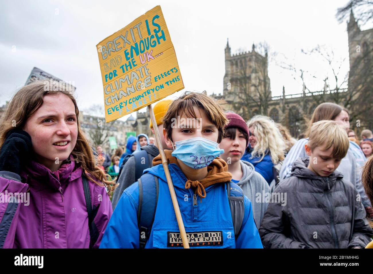 Gli studenti del college di Bristol e i bambini delle scuole sono raffigurati partecipando a una manifestazione di protesta per i cambiamenti climatici di Youth Strike 4 a Bristol 14-02-20 Foto Stock