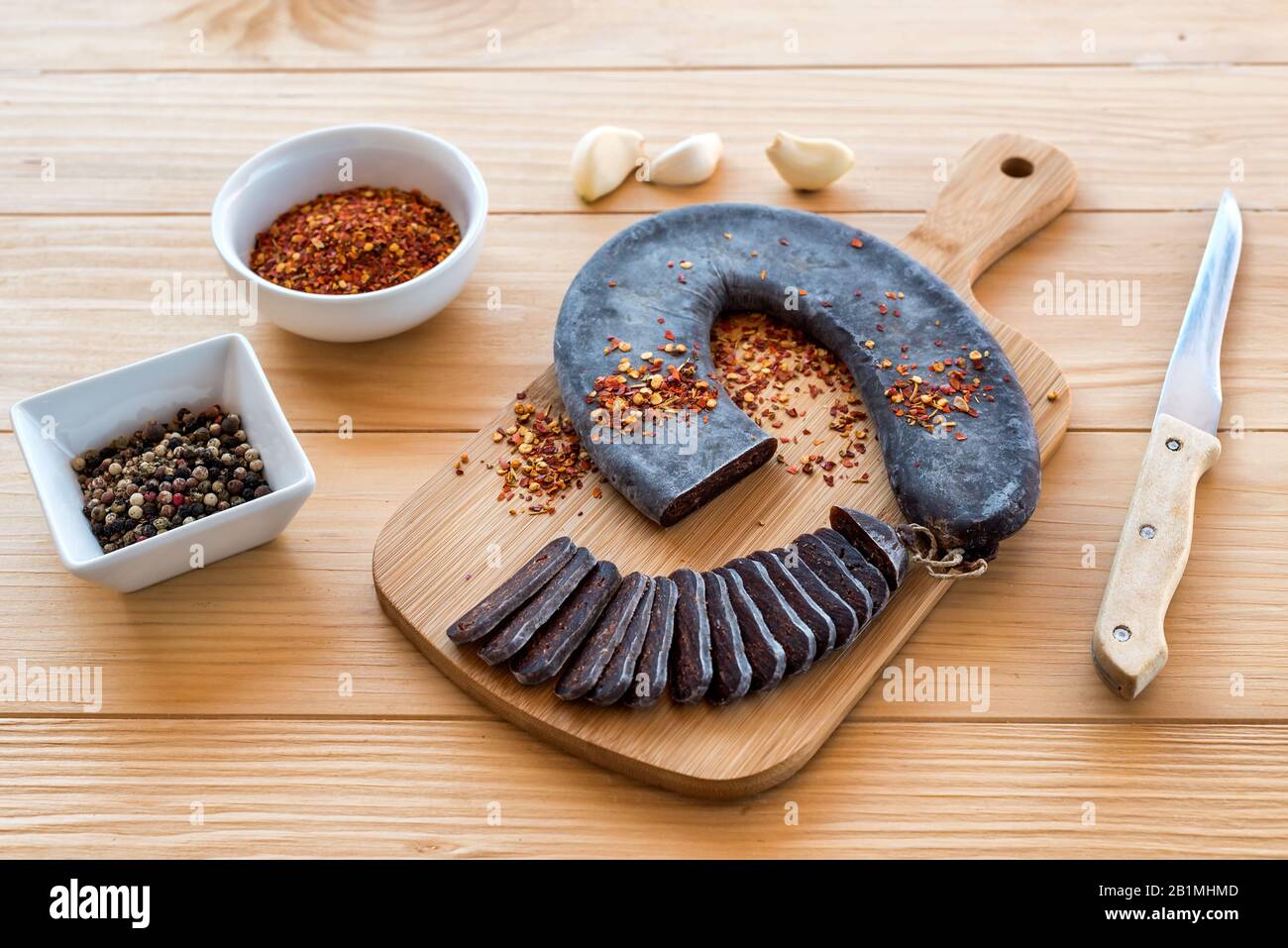 Fette tagliate di salsiccia speciale a ferro di cavallo Pirot - Peglana Pirotska kobasica, a base di carne di vitello, pecora e capra, con aggiunta di aglio Foto Stock