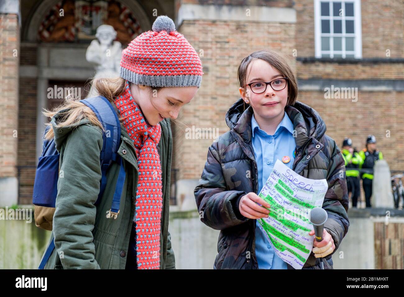Gli studenti del college di Bristol e i bambini delle scuole sono raffigurati partecipando a una manifestazione di protesta per i cambiamenti climatici di Youth Strike 4 a Bristol 14-02-20 Foto Stock