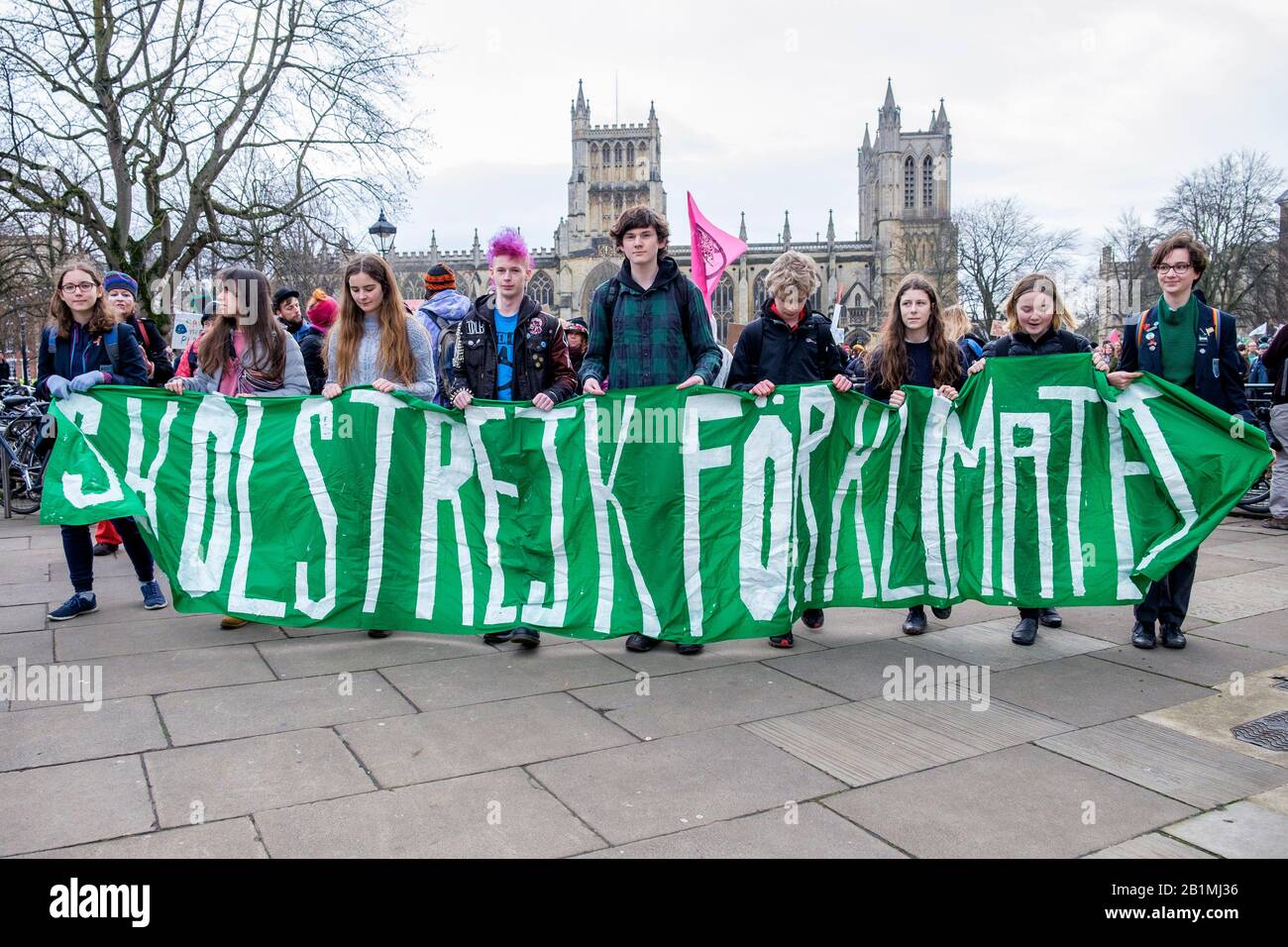 Gli studenti del college di Bristol e i bambini delle scuole sono raffigurati partecipando a una manifestazione di protesta per i cambiamenti climatici di Youth Strike 4 a Bristol 14-02-20 Foto Stock