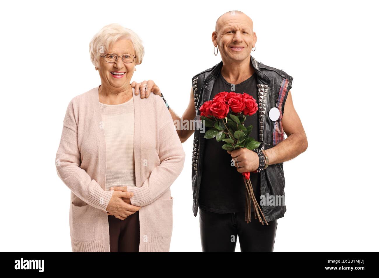 Punk guy con un mazzo di rose rosse in posa con una donna anziana isolata su sfondo bianco Foto Stock