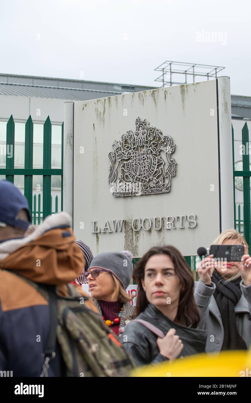 I manifestanti al di fuori della prigione di Belmarsh, che sostengono la campagna di Assange Giuliano libero il giorno dell'audizione di estradizione del fondatore di WikiLeaks negli Stati Uniti. Foto Stock