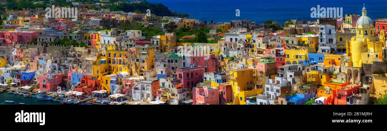 Panorama del porto di la Corricella .Isola di Procida,Campania, Italia Foto Stock