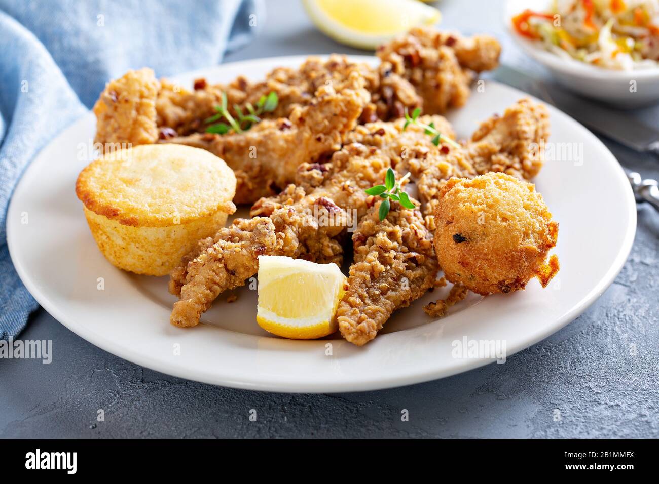 Pesce fritto del sud con pane di mais Foto Stock