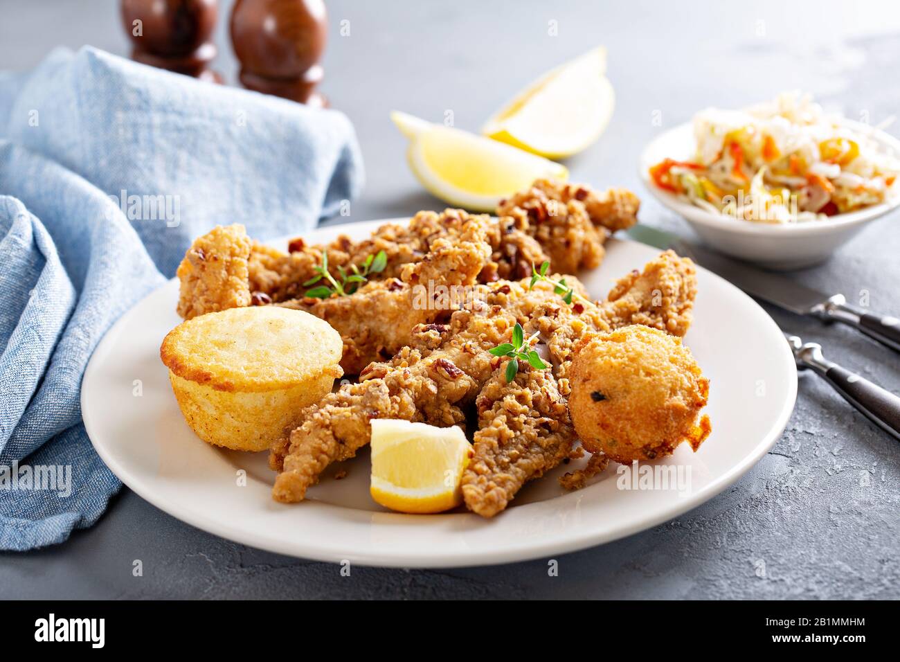 Pesce fritto del sud con pane di mais Foto Stock