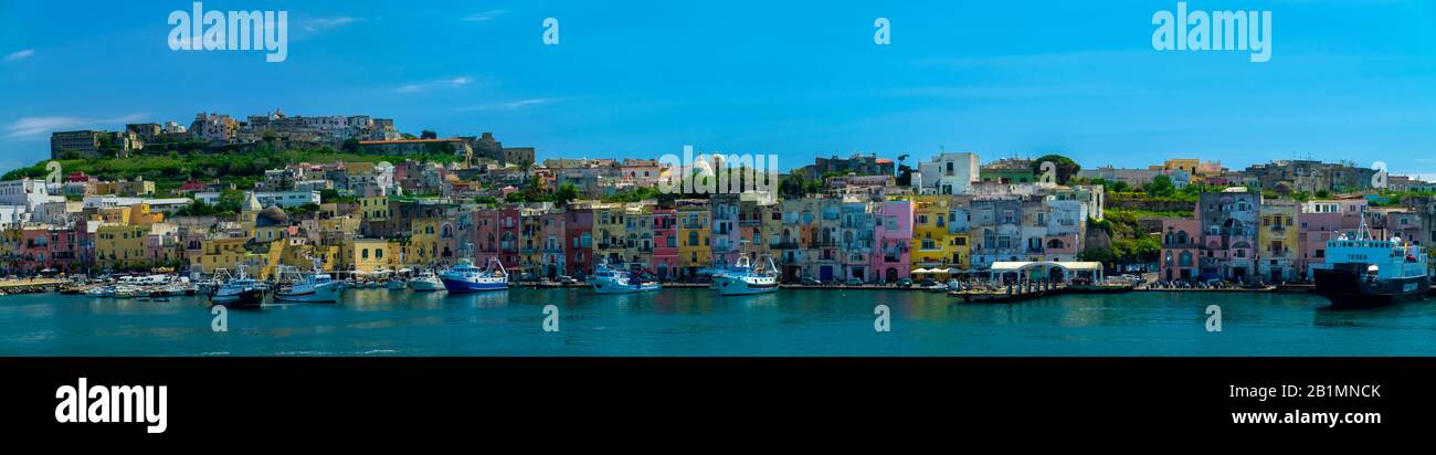 Panorama del porto di la Corricella .Isola di Procida,Campania, Italia Foto Stock