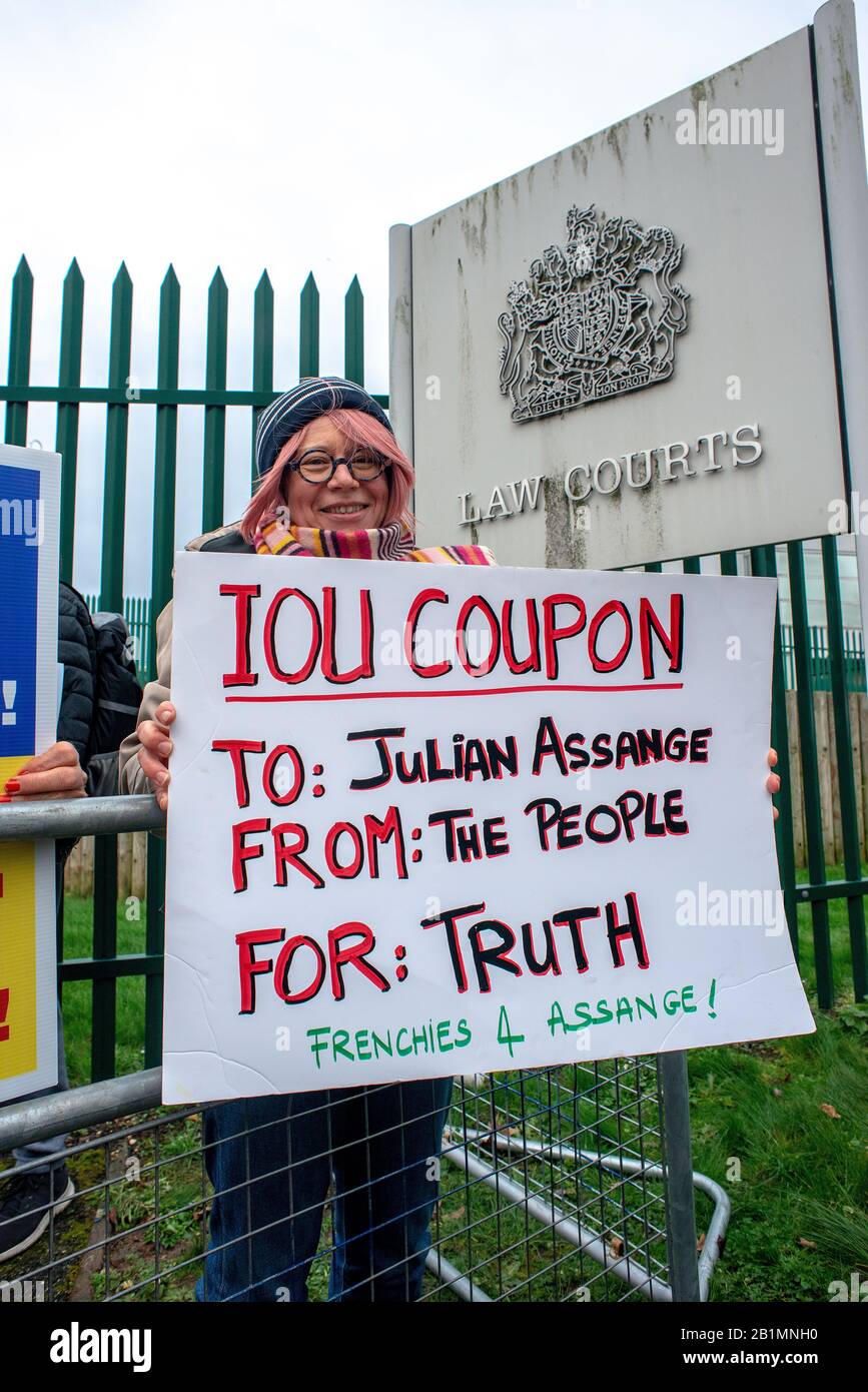 Protestante al di fuori della prigione di Belmarsh, sostenendo la campagna di Assange Giuliano libero il giorno dell'audizione di estradizione del fondatore di WikiLeaks negli Stati Uniti. Foto Stock