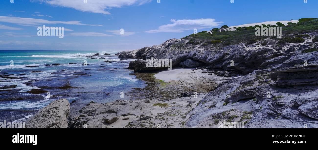 Bella vista delle scogliere che segna il punto di partenza di un percorso di hikiing costiero nella Riserva Naturale De Hoop Foto Stock