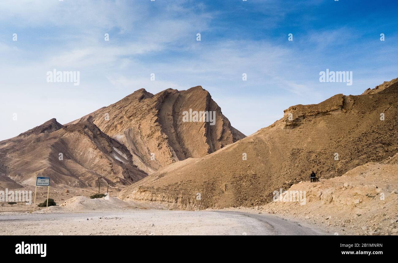 Escursioni in pietra deserti per la salute e la vista sulle montagne Foto Stock