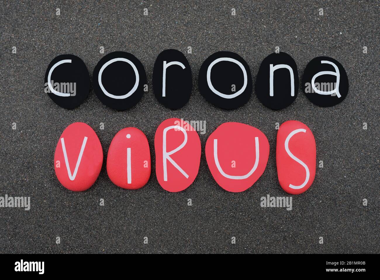 Coronavirus, virus che causa grave malattia polmonare che ha iniziato a Wuhan, Cina, testo composto con lettere di pietra di colore nero e rosso sui vulcani neri Foto Stock