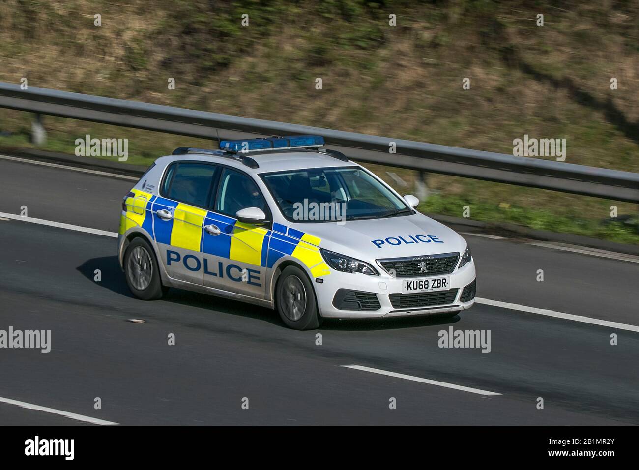 Una macchina di polizia che guida sull'autostrada M6 vicino Preston in Lancashire, Regno Unito Foto Stock