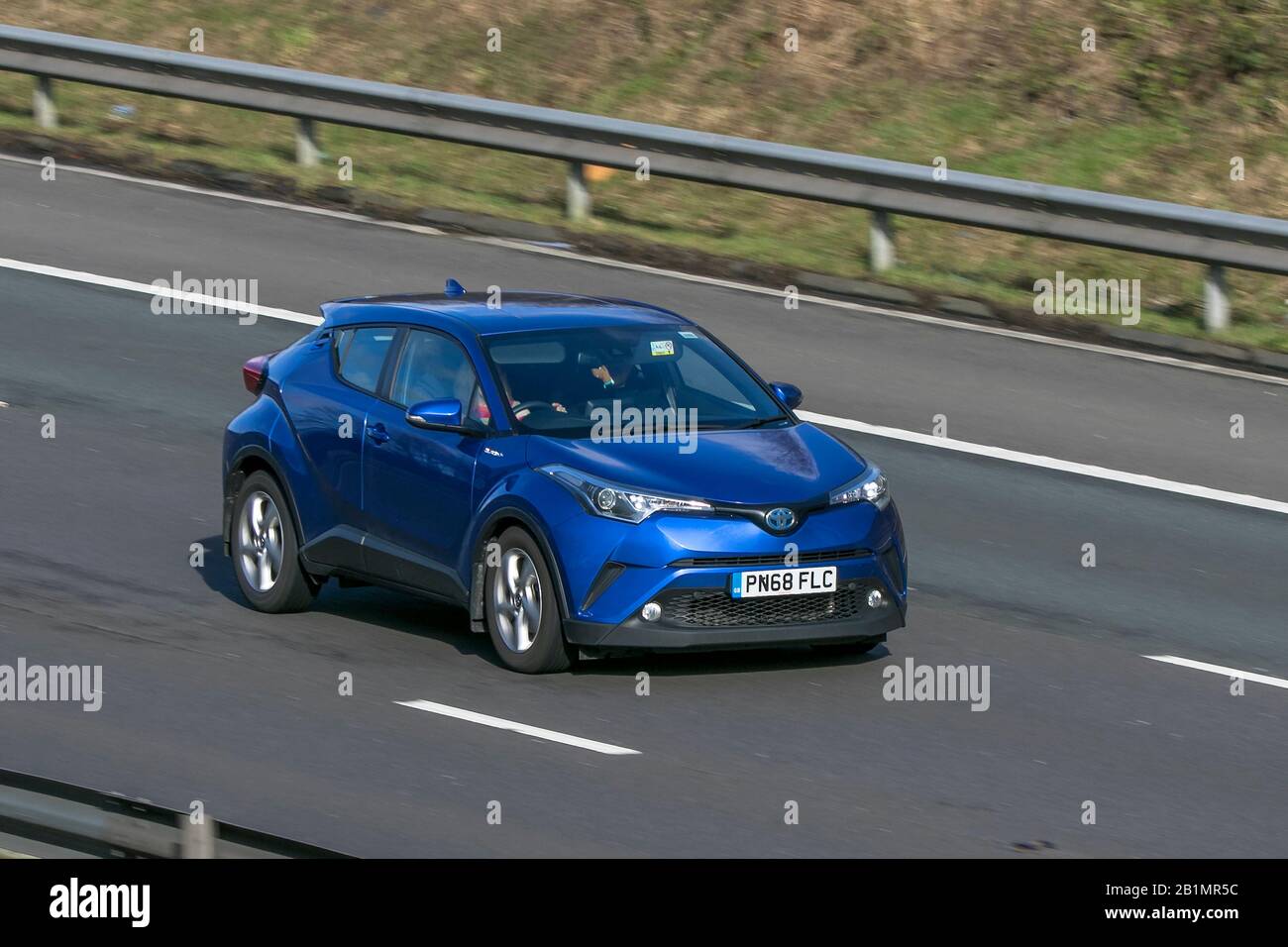 Toyota C-Hr 2018 - Icona Hev Cvt Blue Car Hybrid Electric Guida sull'autostrada M6 vicino Preston a Lancashire, Regno Unito Foto Stock