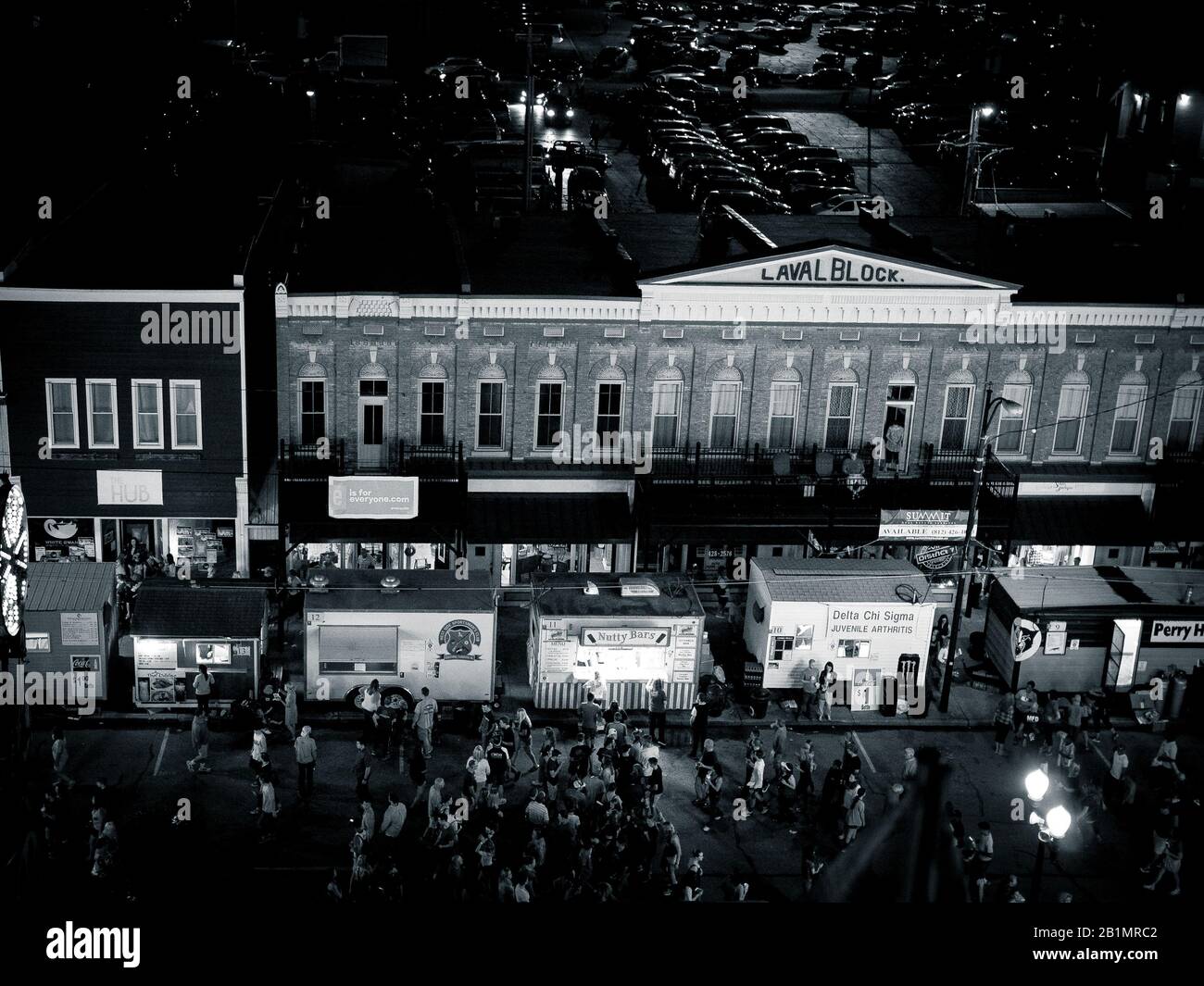 Seduto in cima alla ruota panoramica che guarda verso il basso il vecchio Edificio Lava Block a Evansville, IN. Foto Stock