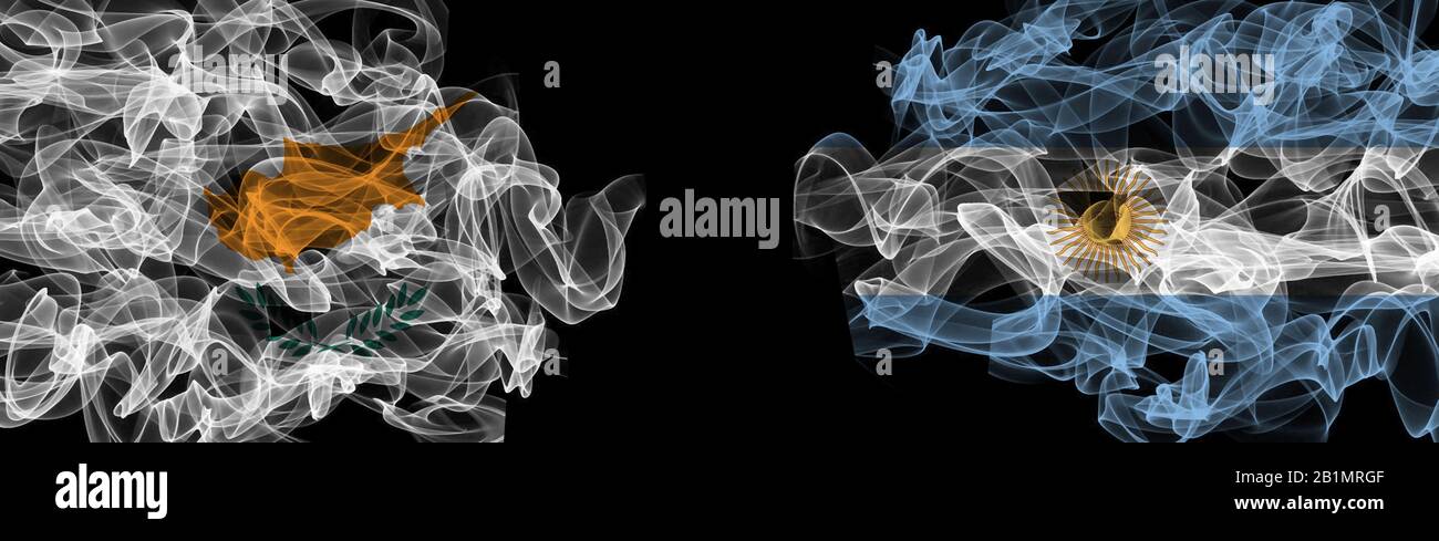Bandiere di Cipro e Argentina su sfondo nero, Cipro vs Argentina bandiere fumo Foto Stock