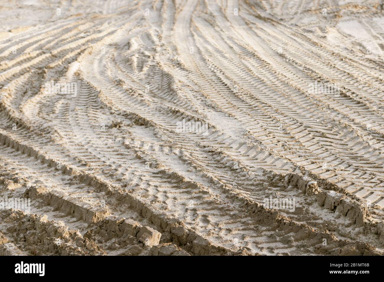 Pneumatici su terreno sabbioso in cantiere. Foto di scorta gratuita. Foto Stock