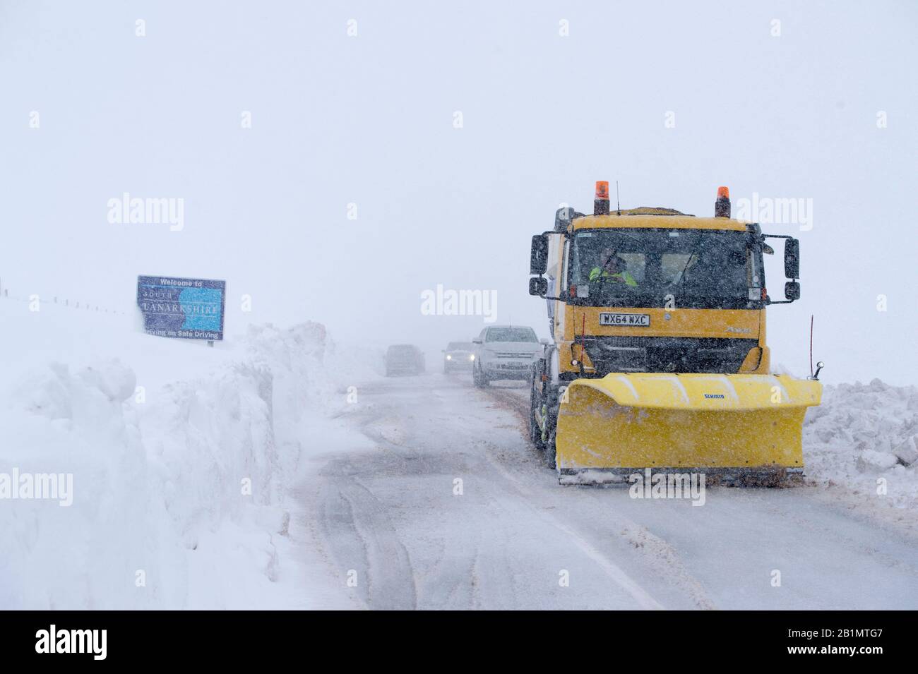 12/02/2020. Tempo: Un aratro di neve libera la strada tra Wanlockhead villaggio, Dumfries e Galloway e Leadhills, South Lanarkshire immagine Ian Rut Foto Stock