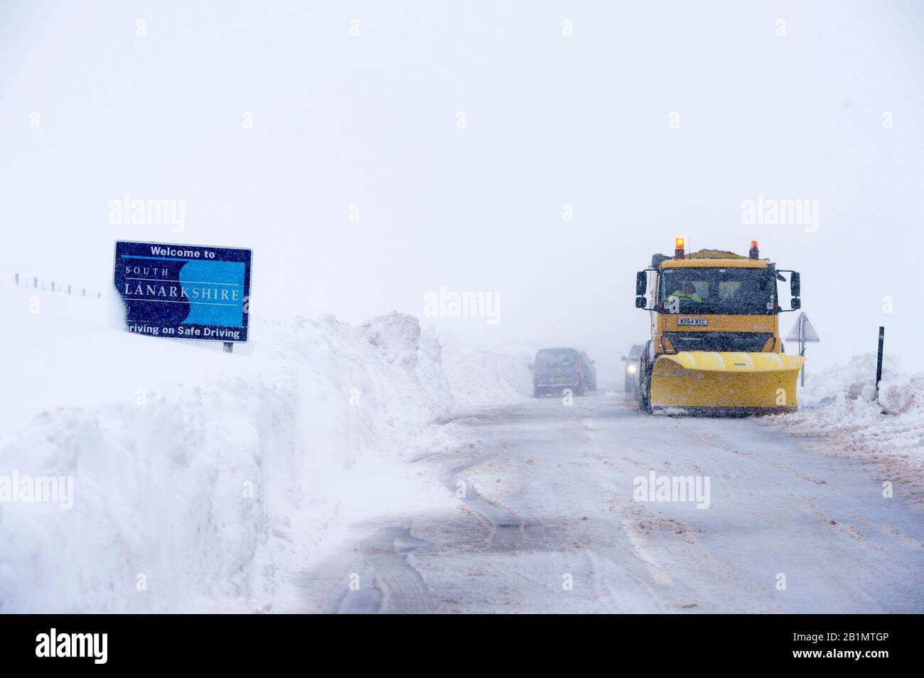 12/02/2020. Tempo: Un aratro di neve libera la strada tra Wanlockhead villaggio, Dumfries e Galloway e Leadhills, South Lanarkshire immagine Ian Rut Foto Stock