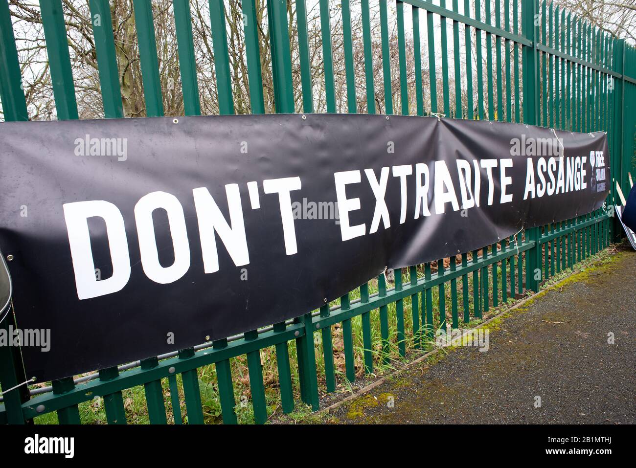 Banner al di fuori della prigione di Belmarsh, a sostegno della campagna di Assange Giuliano libero il giorno dell'audizione di estradizione del fondatore WikiLeaks negli Stati Uniti. Foto Stock