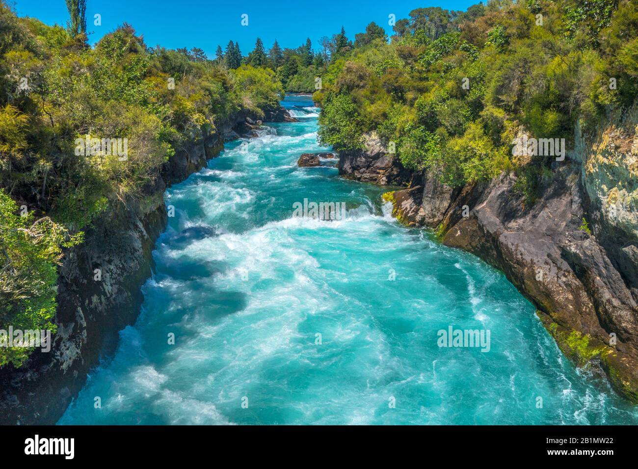 Potente corrente di Huka Falls alla luce del sole, Nuova Zelanda. Foto di scorta gratuita. Foto Stock