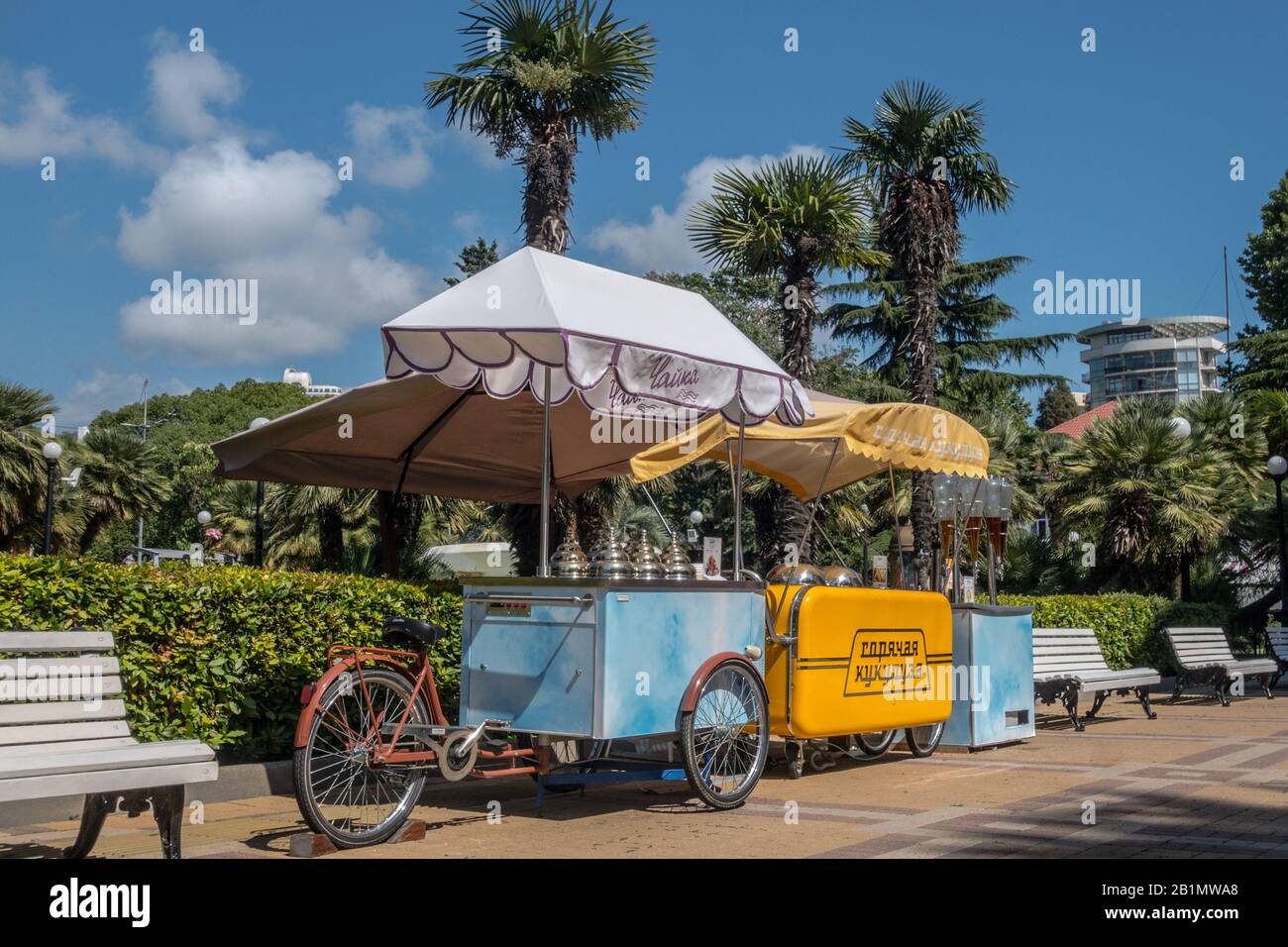 Vendita di gelati e Kvass in bicicletta a Sochi, in Russia, in estate. Foto di scorta gratuita. Foto Stock