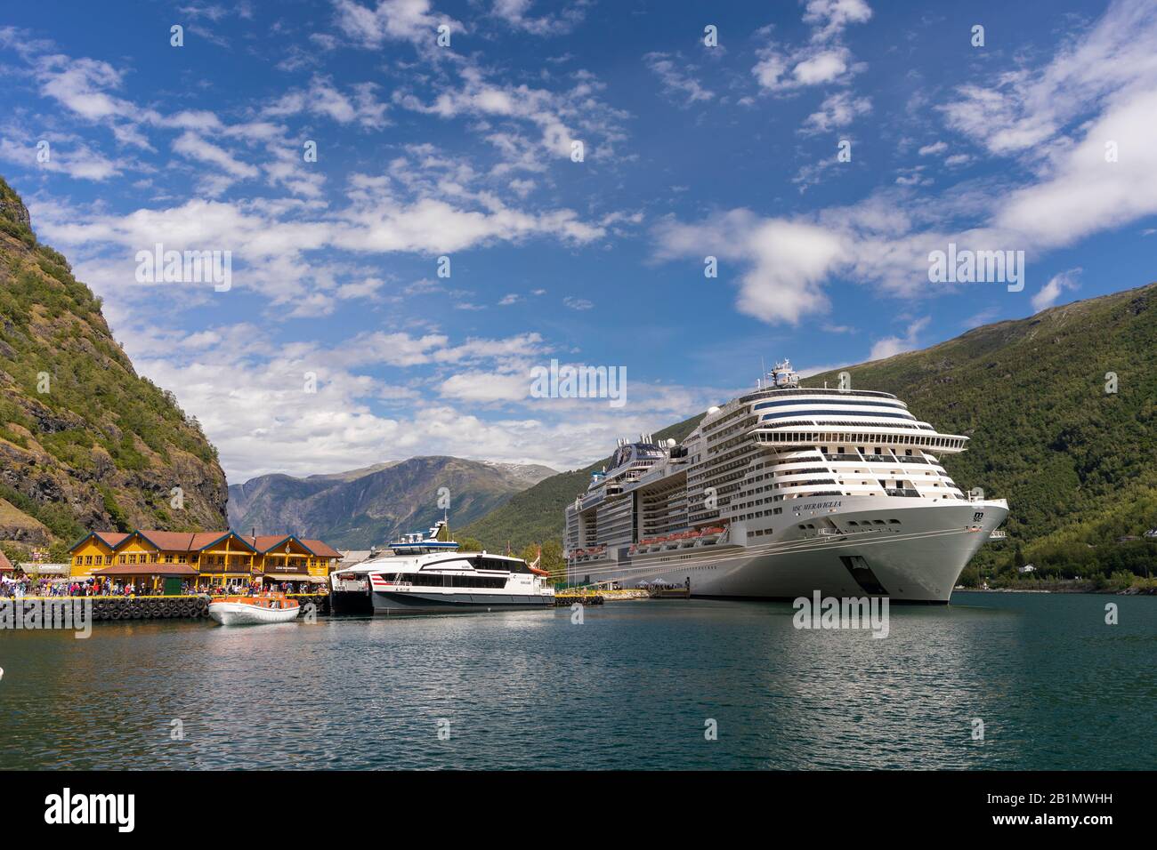 Flam, NORVEGIA - nave da crociera MSC Meraviglia ormeggiata nel fiordo di Aurlandsfjorden. Foto Stock