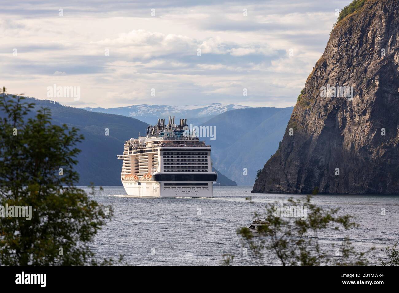 UNDREDAL, NORVEGIA - nave da crociera MSC Meraviglia sul fiordo Aurlandsfjorden. Foto Stock
